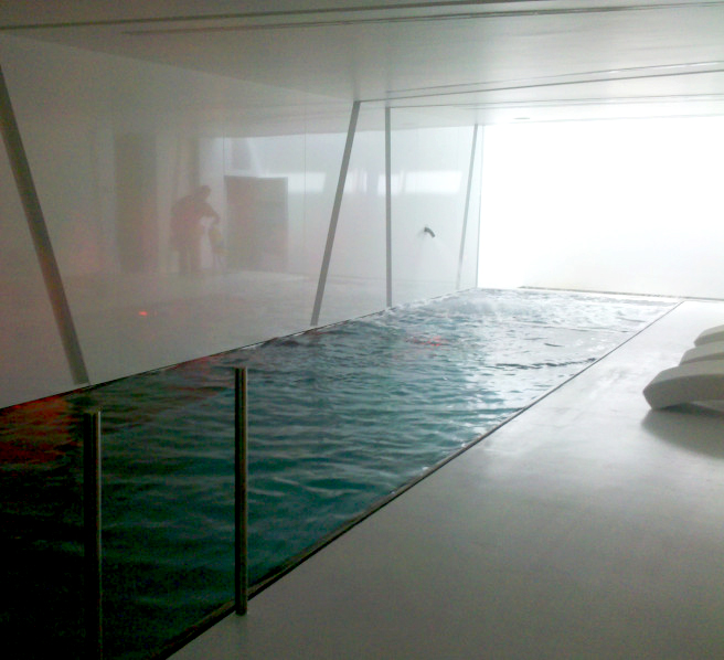 Construcció de piscina climatitzada en habitatge de luxe.
