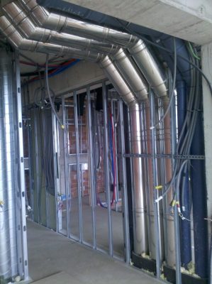 Instalación de red de tuberías de diversas ventilaciones en una vivienda
