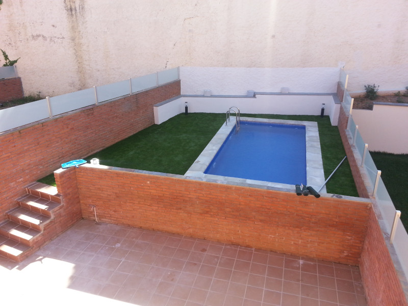 Construcción de piscina, sala de instalaciones y muros de contención