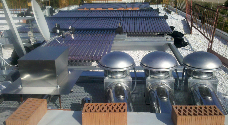 Instalación de tubos de vacío para energía solar térmica